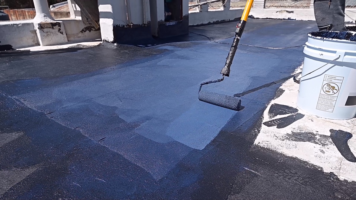 Aplicación con rodillo en terraza residencial en Montevideo