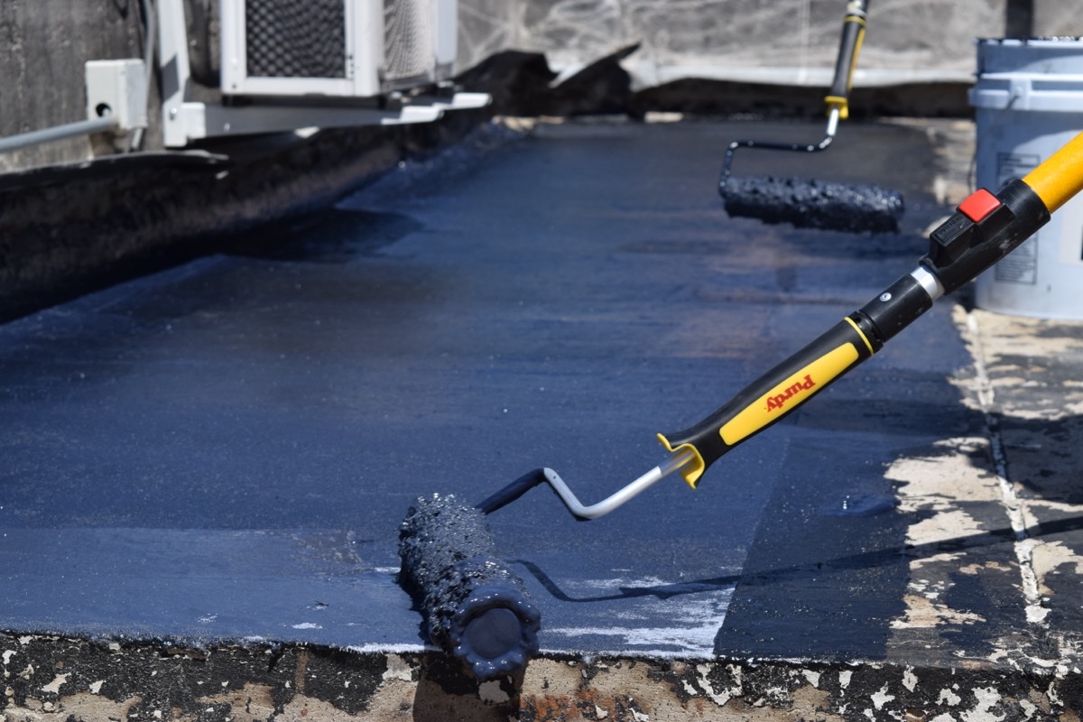 Aplicación de primer con rodillo sobre techo