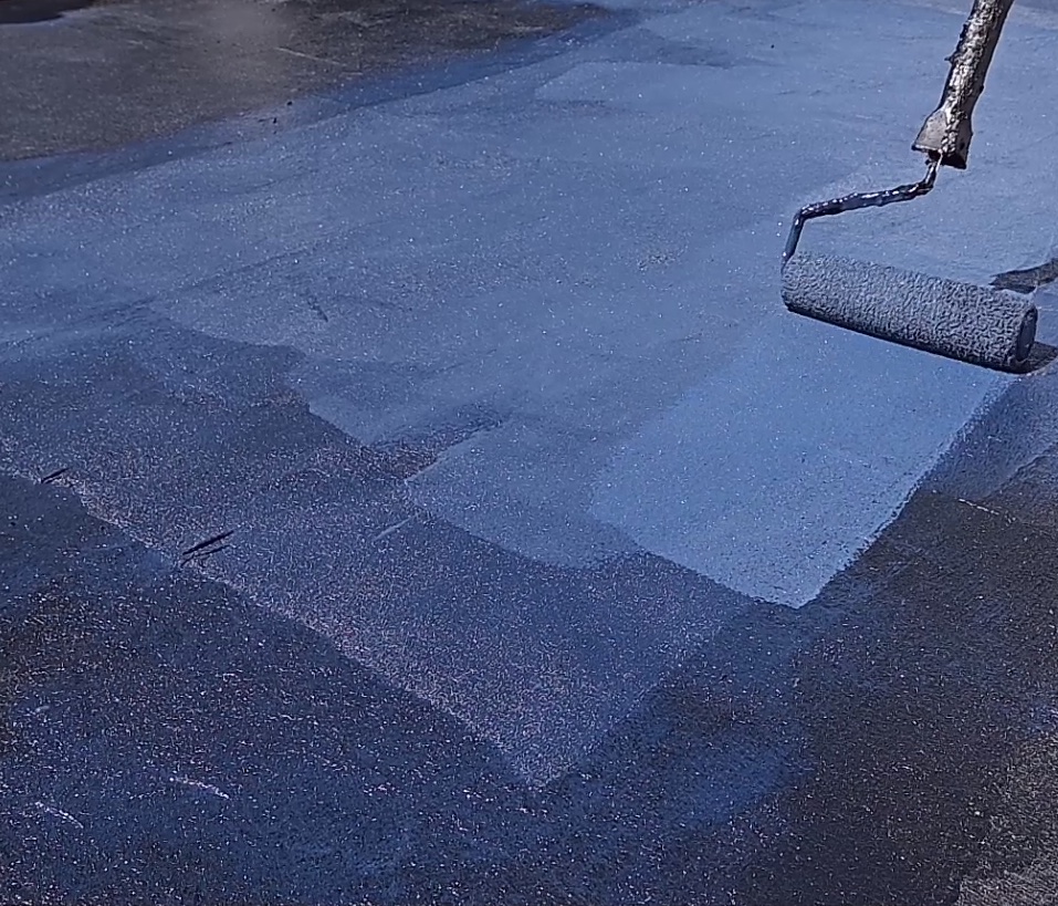 Aplicación de impermeabilizante con rodillo sobre superficie