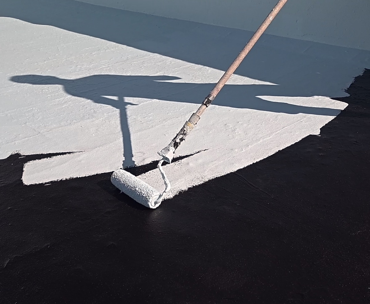Aplicación de capa blanca protectora en techo