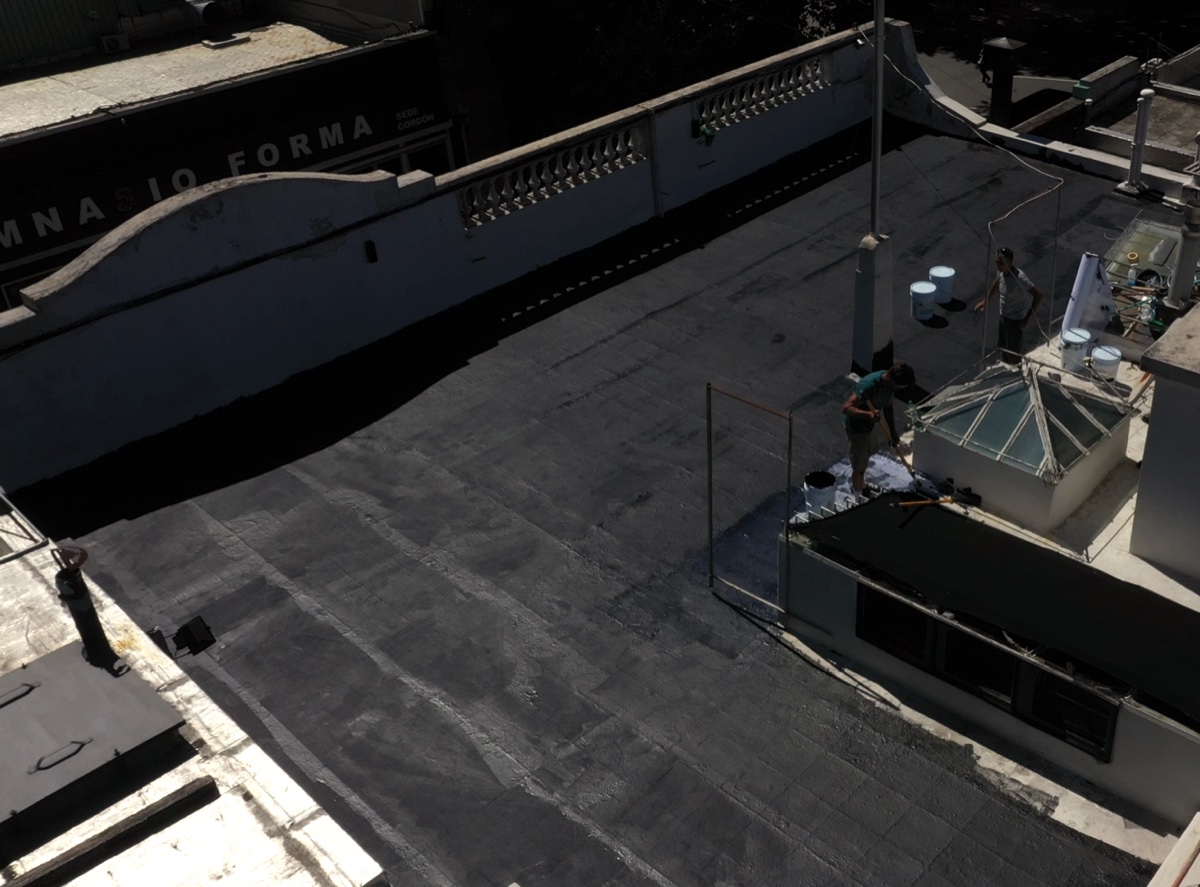 Techo comercial en proceso de impermeabilización